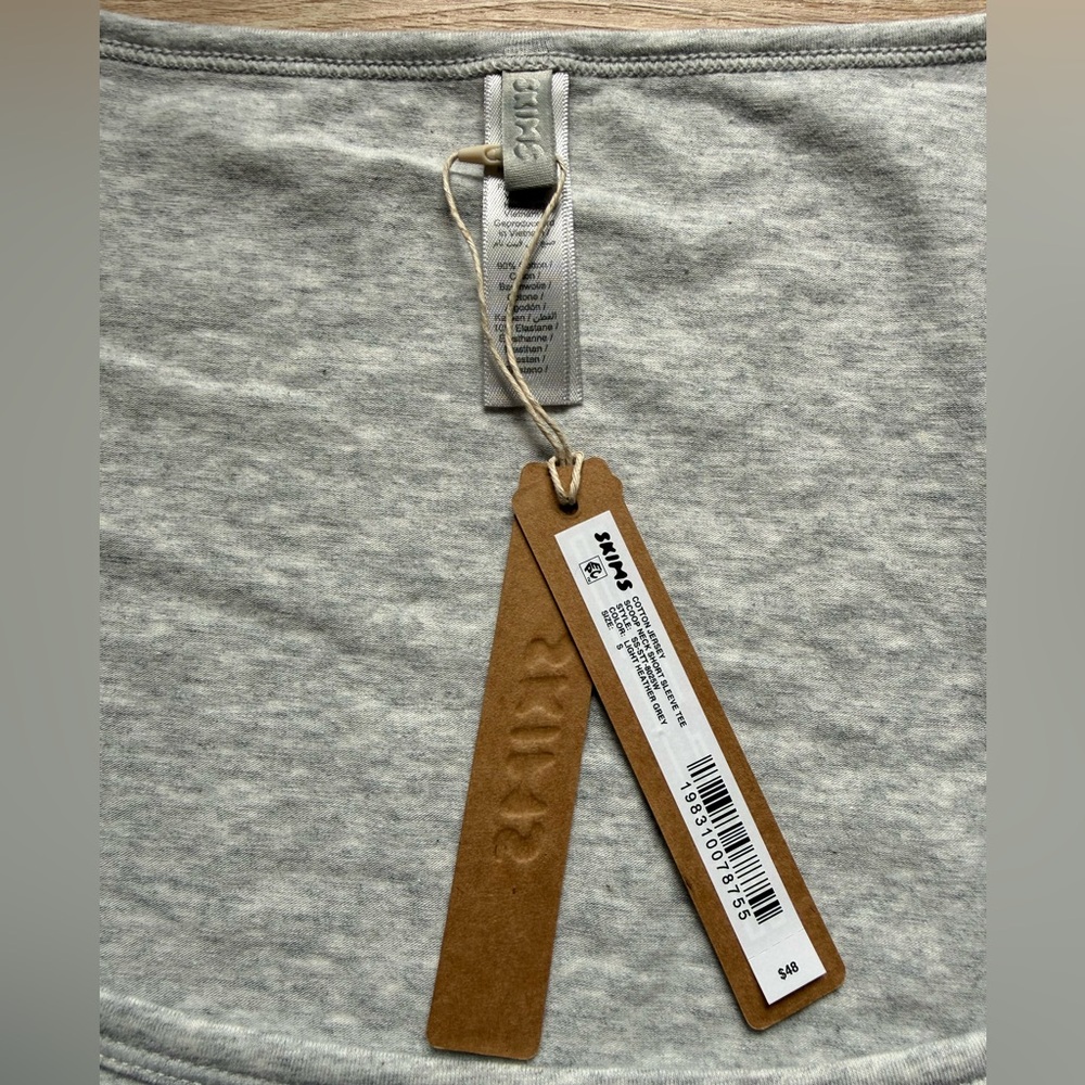 SKIMS Scoop Neck Short Sleeve Cotton Tee NWT - Picture 2 of 3